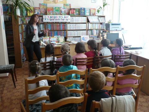 Поход в библиотеку с детьми подготовительной группы и их родителями