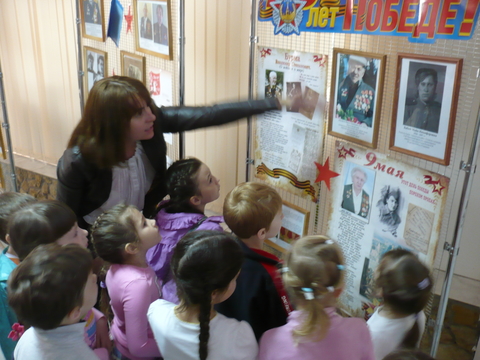 Поход в библиотеку с детьми подготовительной группы и их родителями