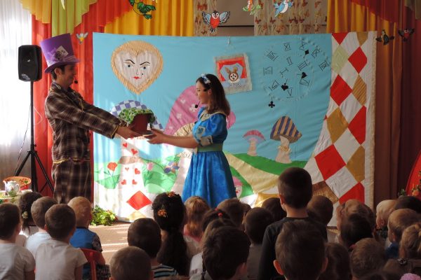 Развлечение для детей с героями сказки «Алиса в Стране Чудес»