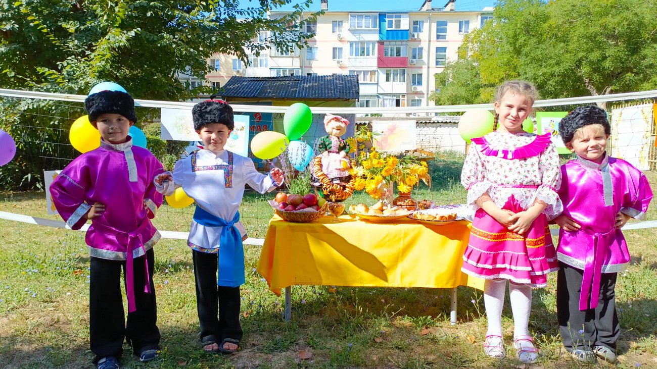 А у нас, а у нас, а у нас Медовый Спас!